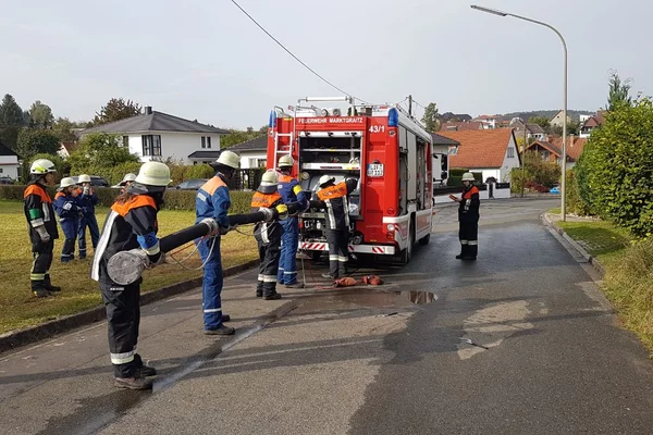Feuerwehr bei einer Übung mit der Jugendfeuerwehr